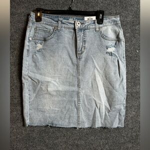 NEW - Jean skirt - mid rise, light wash denim with distressing - size 6 - NWT